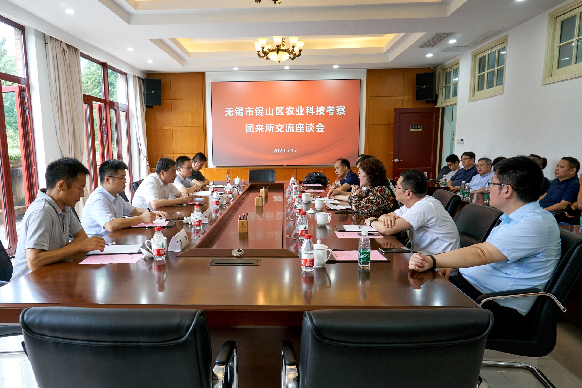 无锡市锡山区农业科技考察团来我所交流