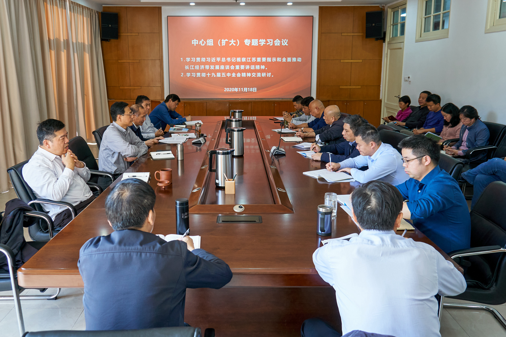 所党委召开中心组（扩大）专题学习会