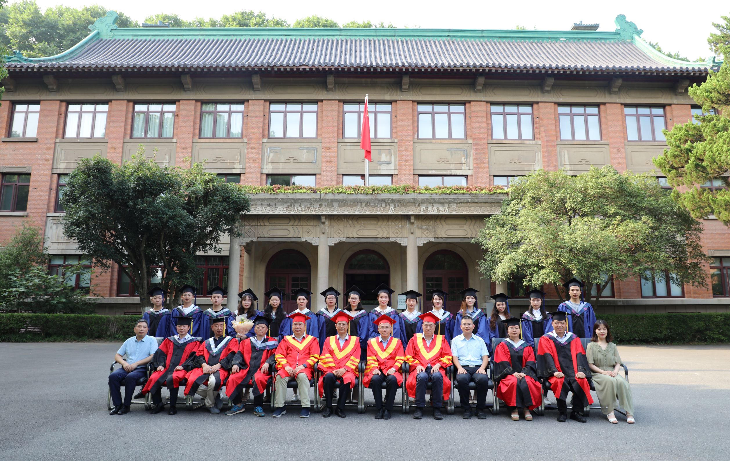毕业生合影留念.JPG
