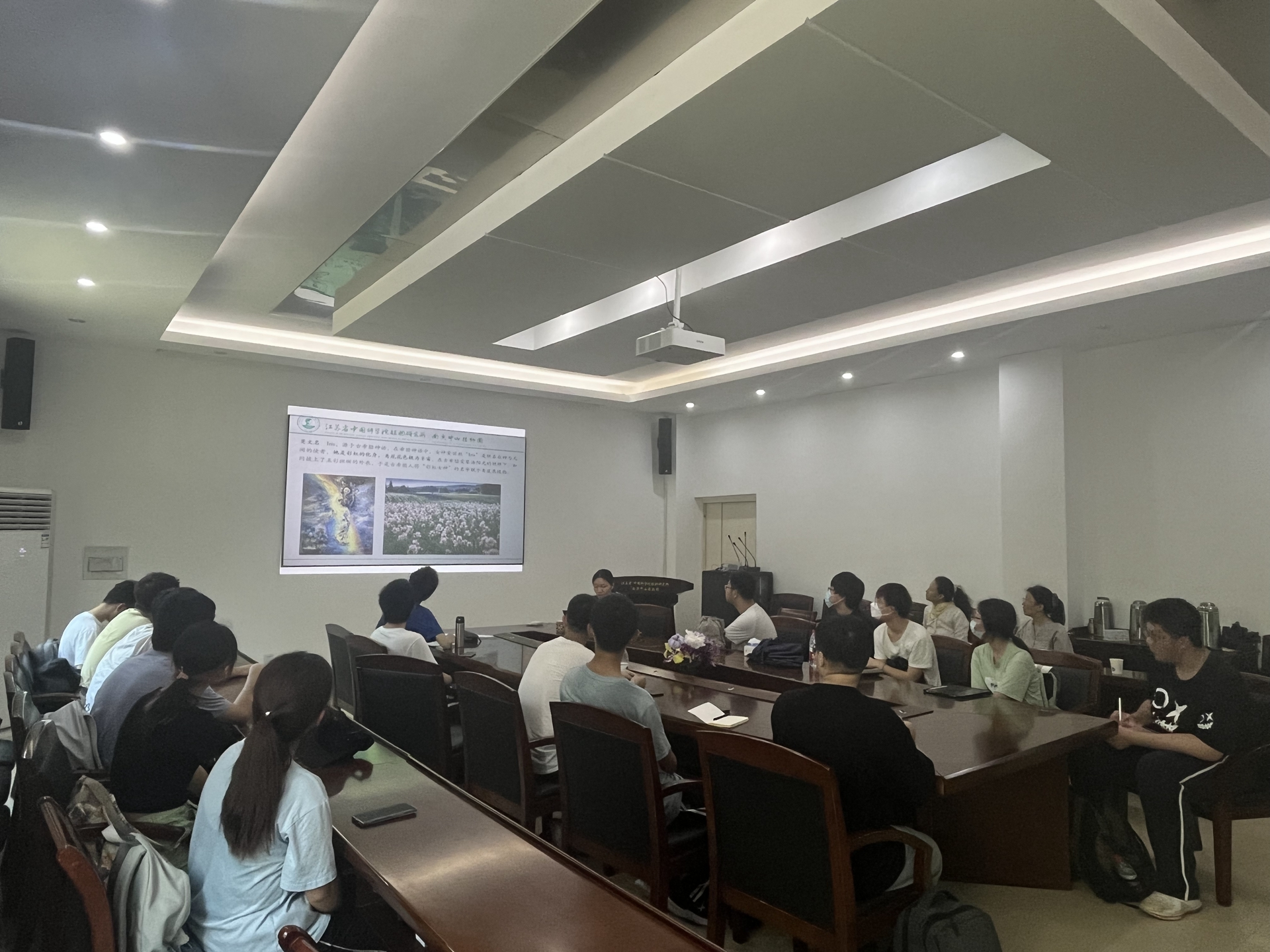 南京大学“科学之光”通识课校外课堂首次走进南京中山植物园