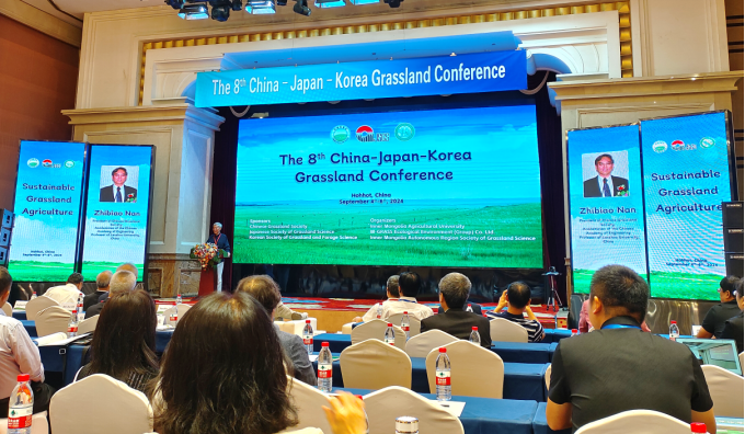 草业研究中心科研人员参加“第八届中-日-韩国际草地大会”