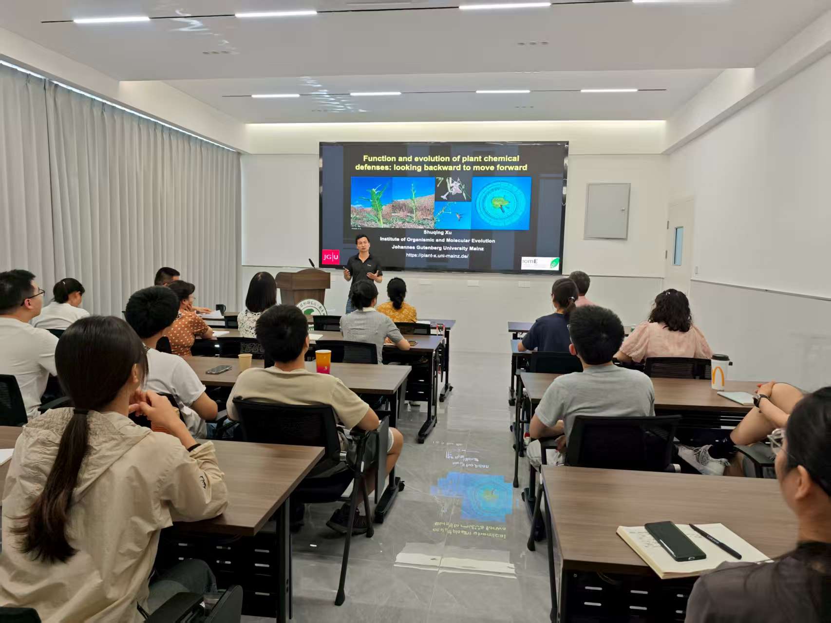 天然产物化学研究中心成功举办学术报告会