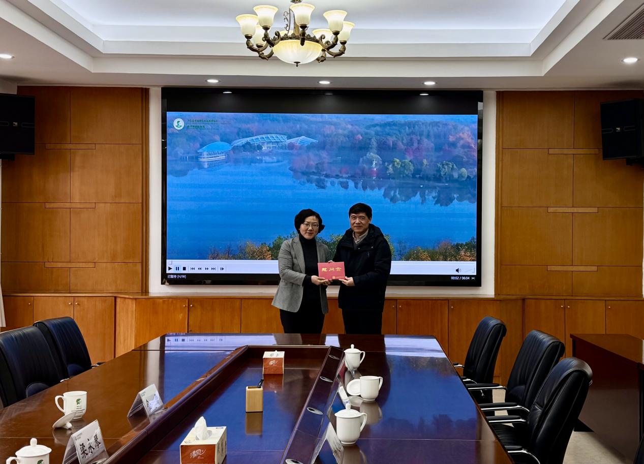 江苏省科协副主席梁永琴一行来所走访慰问省首席科技传播专家